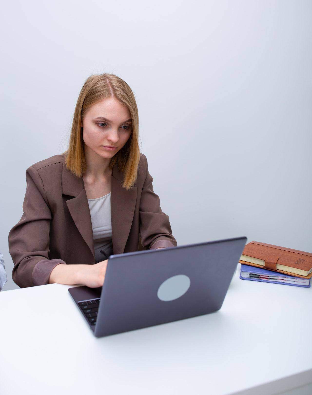 kobieta z laptopem biorąca udział w badaniu CASI